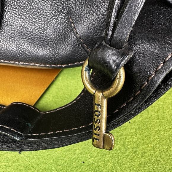 Fossil Crossbody bag in soft Black leather and brass hardware . - Picture 8 of 16